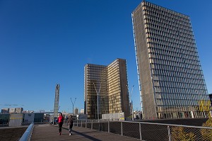 PASSERELLE SIMONE DE BEAUVOIR ET BIBLIOTHEQUE FRANCOIS MITTERRAND, GRANDE BIBLIOTHEQUE, BIBLIOTHEQUE NATIONALE DE FRANCE, TGB, 13EME ARRONDISSEMENT, PARIS, FRANCE 