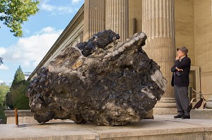 GROUPE DE CRISTAUX DE QUARTZ NOIR PESANT 4050KG ET PROVENANT DU BRESIL, TOURISTE JAPONAIS, JARDIN DES PLANTES, RUE CUVIER, 5 EME ARRONDISSEMENT, PARIS (75), ILE-DE-FRANCE, FRANCE 