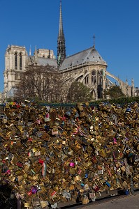 JOGGEUSE ET CADENAS D'AMOUR SUR LE PONT DE L'ARCHEVECHE PRES DE LA CATHEDRALE NOTRE-DAME DE PARIS, 4 EME ARRONDISSEMENT, PARIS (75), FRANCE 