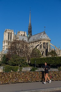 JOGGEUSE ET CADENAS D'AMOUR SUR LE PONT DE L'ARCHEVECHE PRES DE LA CATHEDRALE NOTRE-DAME DE PARIS, 4 EME ARRONDISSEMENT, PARIS (75), FRANCE 