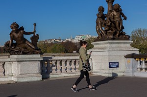 PIETONNE PASSANT DEVANT LA STATUE DE NEREIDE ET LA RONDE D'AMOURS, DETAIL DU PONT ALEXANDRE III QUI RELIE L'ESPLANADE DES INVALIDES A L'AVENUE W. CHURCHILL, IL FUT CONSTRUIT POUR L'EXPOSITION UNIVERSELLE DE 1900, 8 EME ARRONDISSEMENT, PARIS (75), ILE-DE-FRANCE, FRANCE 