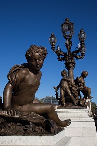 STATUE DE NEREIDE ET RONDE D'AMOURS, DETAIL DU PONT ALEXANDRE III QUI RELIE L'ESPLANADE DES INVALIDES A L'AVENUE W. CHURCHILL, IL FUT CONSTRUIT POUR L'EXPOSITION UNIVERSELLE DE 1900, 8 EME ARRONDISSEMENT, PARIS (75), ILE-DE-FRANCE, FRANCE 