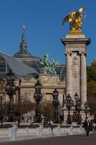 SCULPTURE DOREE DE LA RENOMMEE DE L'AGRICULTURE PAR EMMANUEL FREMIET, SUR LE PONT ALEXANDRE III QUI RELIE L'ESPLANADE DES INVALIDES A L'AVENUE W. CHURCHILL, IL FUT CONSTRUIT POUR L'EXPOSITION UNIVERSELLE DE 1900, 8 EME ARRONDISSEMENT, PARIS (75), ILE-DE-FRANCE, FRANCE 