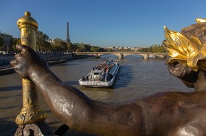 STATUE DE LA NYMPHE DE LA SEINE, DETAIL DU PONT ALEXANDRE III QUI RELIE L'ESPLANADE DES INVALIDES A L'AVENUE W. CHURCHILL, IL FUT CONSTRUIT POUR L'EXPOSITION UNIVERSELLE DE 1900, 8 EME ARRONDISSEMENT, PARIS (75), ILE-DE-FRANCE, FRANCE 