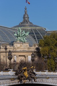 EN ARRIERE-PLAN, SCULPTURE DE L'HARMONIE TRIOMPHANT DE LA DISCORDE ET NYMPHES DE LA NEVA, DETAIL DU PONT ALEXANDRE III QUI RELIE L'ESPLANADE DES INVALIDES A L'AVENUE W. CHURCHILL, IL FUT CONSTRUIT POUR L'EXPOSITION UNIVERSELLE DE 1900, 8 EME ARRONDISSEMENT, PARIS (75), ILE-DE-FRANCE, FRANCE 