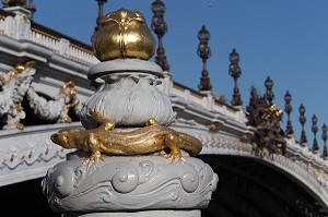 SALAMANDRE, DETAIL DU PONT ALEXANDRE III QUI RELIE L'ESPLANADE DES INVALIDES A L'AVENUE W. CHURCHILL, IL FUT CONSTRUIT POUR L'EXPOSITION UNIVERSELLE DE 1900, 8 EME ARRONDISSEMENT, PARIS (75), ILE-DE-FRANCE, FRANCE 