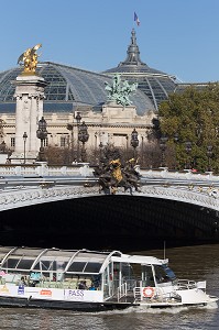 LE PONT ALEXANDRE III RELIE L'ESPLANADE DES INVALIDES A L'AVENUE W. CHURCHILL, IL FUT CONSTRUIT POUR L'EXPOSITION UNIVERSELLE DE 1900, 8 EME ARRONDISSEMENT, PARIS (75), ILE-DE-FRANCE, FRANCE 