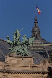 SCULPTURE ORNANT LE GRAND PALAIS, L'HARMONIE TRIOMPHANT DE LA DISCORDE, LE GRAND PALAIS EST UN MONUMENT DEDIE A LA CULTURE, IL FUT EDIFIE A LA FIN DU 19 EME SIECLE POUR L'EXPOSITION UNIVERSELLE DE 1900, IL ABRITE AUJOURD'HUI DE NOMBREUX SALONS ET EXPOSITIONS PRESTIGIEUSES, 8 EME ARRONDISSEMENT, PARIS (75), ILE-DE-FRANCE, FRANCE 