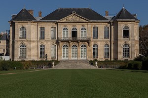 FACADE DE L'HOTEL BIRON COTE JARDIN, CREE EN 1916 A L'INITIATIVE D'AUGUSTE RODIN, LE MUSEE RODIN EST SITUE A L'HOTEL BIRON, HOTEL PARTICULIER DU 18 EME SIECLE, 7 EME ARRONDISSEMENT, PARIS (75), ILE-DE-FRANCE, FRANCE 