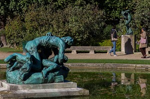 SCULPTURE UGOLIN ET SES ENFANTS DANS LES JARDINS DU MUSEE, CREE EN 1916 A L'INITIATIVE D'AUGUSTE RODIN, LE MUSEE RODIN EST SITUE A L'HOTEL BIRON, HOTEL PARTICULIER DU 18 EME SIECLE, 7 EME ARRONDISSEMENT, PARIS (75), ILE-DE-FRANCE, FRANCE 