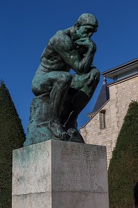 LE PENSEUR, PAR AUGUSTE RODIN, DANS LES JARDINS DU MUSEE, CREE EN 1916 A L'INITIATIVE D'AUGUSTE RODIN, LE MUSEE EST SITUE A L'HOTEL BIRON, HOTEL PARTICULIER DU 18 EME SIECLE, 7 EME ARRONDISSEMENT, PARIS (75), ILE-DE-FRANCE, FRANCE 