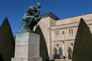 LE PENSEUR, PAR AUGUSTE RODIN, DANS LES JARDINS DU MUSEE, CREE EN 1916 A L'INITIATIVE D'AUGUSTE RODIN, LE MUSEE EST SITUE A L'HOTEL BIRON, HOTEL PARTICULIER DU 18 EME SIECLE, 7 EME ARRONDISSEMENT, PARIS (75), ILE-DE-FRANCE, FRANCE 