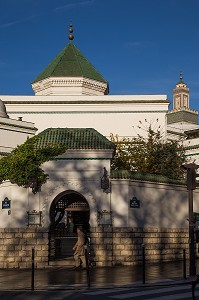 LA GRANDE MOSQUEE DE PARIS, EST UN LIEU HISTORIQUE DEDIE AU CULTE MUSULMAN, ELLE EST SITUEE RUE GEORGES-DESPLAS DANS LE QUARTIER DU JARDIN DES PLANTES, 5 EME ARRONDISSEMENT, PARIS (75), ILE-DE-FRANCE, FRANCE 