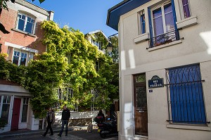 RUE DES VOLUBILIS, LA CITE FLORALE EST UN PETIT QUARTIER CONSTITUE DE MAISONS INDIVIDUELLES SITUEES DANS DES RUELLES PORTANT DES NOMS DE FLEURS, 13 EME ARRONDISSEMENT, PARIS (75), ILE-DE-FRANCE, FRANCE 