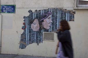 MURS PEINTS DANS LE QUARTIER DE LA BUTTE-AUX-CAILLES, CE QUARTIER A SU GARDER SON ESPRIT VILLAGE AVEC SES MAISONNETTES COLOREES, SES RUES PAVEES ET SON AMBIANCE POPULAIRE, 13 EME ARRONDISSEMENT, PARIS (75), ILE-DE-FRANCE, FRANCE 