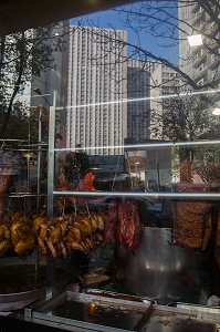 REFLET DES TOURS DES OLYMPIADES, RESTAURANT CHINOIS A CHINATOWN, QUARTIER CHINOIS, 13 EME ARRONDISSEMENT, PARIS (75), ILE-DE-FRANCE, FRANCE 