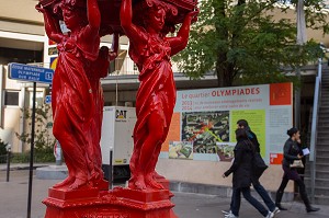 FONTAINE WALLACE PEINTE EN ROUGE DANS L'AVENUE D'IVRY, QUARTIER DES OLYMPIADES, CHINATOWN, QUARTIER CHINOIS, 13 EME ARRONDISSEMENT, PARIS (75), ILE-DE-FRANCE, FRANCE 
