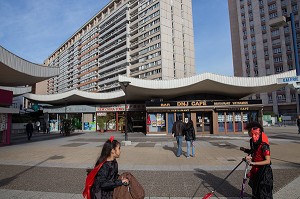 ENFANTS FETANT HALLOWEEN SUR LA DALLE DES OLYMPIADES, CHINATOWN, QUARTIER CHINOIS, 13 EME ARRONDISSEMENT, PARIS (75), ILE-DE-FRANCE, FRANCE 