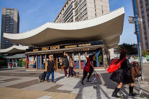 ENFANTS FETANT HALLOWEEN SUR LA DALLE DES OLYMPIADES, CHINATOWN, QUARTIER CHINOIS, 13 EME ARRONDISSEMENT, PARIS (75), ILE-DE-FRANCE, FRANCE 