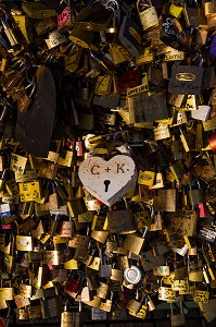 LE PONT DES ARTS, RELIE LES QUAIS MALAQUAIS ET CONTI AU NIVEAU DE L'INSTITUT DE FRANCE, AUX QUAIS FRANCOIS MITTERRAND ET AU LOUVRE, IL EST REPUTE POUR LES CADENAS D'AMOUR QUI RECOUVRENT LA REMBARDE, PARIS (75), ILE-DE-FRANCE, FRANCE 