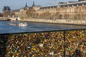 LE PONT DES ARTS, RELIE LES QUAIS MALAQUAIS ET CONTI AU NIVEAU DE L'INSTITUT DE FRANCE, AUX QUAIS FRANCOIS MITTERRAND ET AU LOUVRE, IL EST REPUTE POUR LES CADENAS D'AMOUR QUI RECOUVRENT LA RAMBARDE, PARIS (75), ILE-DE-FRANCE, FRANCE 