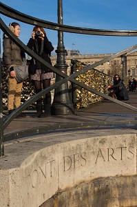 LE PONT DES ARTS, RELIE LES QUAIS MALAQUAIS ET CONTI AU NIVEAU DE L'INSTITUT DE FRANCE, AUX QUAIS FRANCOIS MITTERRAND ET AU LOUVRE, IL EST REPUTE POUR LES CADENAS D'AMOUR QUI RECOUVRENT LA RAMBARDE, PARIS (75), ILE-DE-FRANCE, FRANCE 