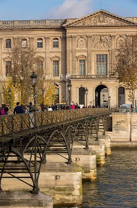 LE PONT DES ARTS, RELIE LES QUAIS MALAQUAIS ET CONTI AU NIVEAU DE L'INSTITUT DE FRANCE, AUX QUAIS FRANCOIS MITTERRAND ET AU LOUVRE, IL EST REPUTE POUR LES CADENAS D'AMOUR QUI RECOUVRENT LA RAMBARDE, PARIS (75), ILE-DE-FRANCE, FRANCE 