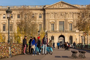 LE PONT DES ARTS, RELIE LES QUAIS MALAQUAIS ET CONTI AU NIVEAU DE L'INSTITUT DE FRANCE, AUX QUAIS FRANCOIS MITTERRAND ET AU LOUVRE, IL EST REPUTE POUR LES CADENAS D'AMOUR QUI RECOUVRENT LA RAMBARDE, PARIS (75), ILE-DE-FRANCE, FRANCE 