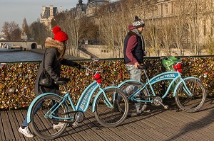 LE PONT DES ARTS, RELIE LES QUAIS MALAQUAIS ET CONTI AU NIVEAU DE L'INSTITUT DE FRANCE, AUX QUAIS FRANCOIS MITTERRAND ET AU LOUVRE, IL EST REPUTE POUR LES CADENAS D'AMOUR QUI RECOUVRENT LA RAMBARDE, PARIS (75), ILE-DE-FRANCE, FRANCE 