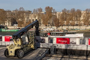 DECHARGEMENT D'UNE BARGE DE CONTENEURS VERS DES CAMIONS DE LIVRAISON, SOLUTION RETENUE PAR LES MAGASINS FRANPRIX REALISE PAR LE TRANSPORTEUR NORBERT DENTRESSANGLE POUR APPROVISIONNER SES MAGASINS PARISIEN, QUAI BRANLY 