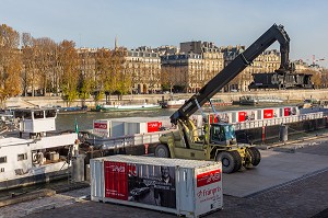 DECHARGEMENT D'UNE BARGE DE CONTENEURS VERS DES CAMIONS DE LIVRAISON, SOLUTION RETENUE PAR LES MAGASINS FRANPRIX REALISE PAR LE TRANSPORTEUR NORBERT DENTRESSANGLE POUR APPROVISIONNER SES MAGASINS PARISIEN, QUAI BRANLY