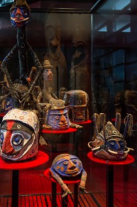 VITRINES AVEC DES MASQUES, MUSEE DU QUAI BRANLY, 7 EME ARRONDISSEMENT, PARIS (75), ILE-DE-FRANCE, FRANCE 