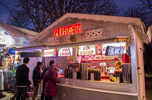 PARIS VILLAGE DE NOEL, MARCHE DE NOEL SUR LES CHAMPS ELYSEES, MARCHAND DE VIN CHAUD, 8 EME ARRONDISSEMENT, PARIS (75), ILE-DE-FRANCE, FRANCE 