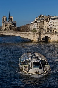 BATOBUS, PONT DE LA TOURNELLE ET NOTRE-DAME-DE-PARIS, PARIS (75), ILE-DE-FRANCE, FRANCE 