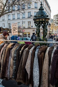 MARCHAND DE FOURRURE SUR LE MARCHE, COURS DE VINCENNES, PARIS (75), ILE-DE-FRANCE, FRANCE 