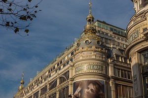 LES GRANDS MAGASINS SUR LES GRANDS BOULEVARDS DONT LE PRINTEMPS-HAUSSMANN FONDE AU 19 EME SIECLE, VENDENT LES PRINCIPALES MARQUES DE MODE, DE LUXE ET DE BEAUTE, 9 EME ARRONDISSEMENT, PARIS (75), ILE-DE-FRANCE, FRANCE 