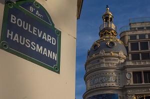 LES GRANDS MAGASINS SUR LES GRANDS BOULEVARDS DONT LE PRINTEMPS-HAUSSMANN FONDE AU 19 EME SIECLE, VENDENT LES PRINCIPALES MARQUES DE MODE, DE LUXE ET DE BEAUTE, 9 EME ARRONDISSEMENT, PARIS (75), ILE-DE-FRANCE, FRANCE 