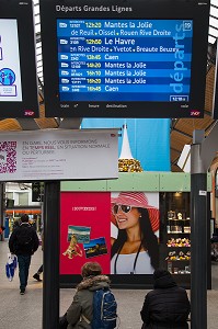 AFFICHAGE DES HORAIRES DE TRAINS, GARE SAINT LAZARE, 8 EME ARRONDISSEMENT, PARIS (75), ILE-DE-FRANCE, FRANCE 