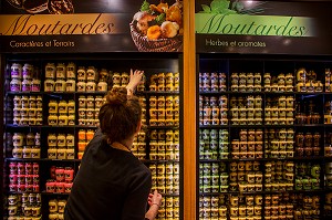 BOUTIQUE MAILLE, FABRICANT DE MOUTARDE DE FINE DEPUIS 1747, PLACE DE LA MADELEINE, 8 EME ARRONDISSEMENT, PARIS (75), ILE-DE-FRANCE, FRANCE 