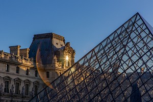 LE MUSEE DU LOUVRE ET SA PYRAMIDE, SITUE AU COEUR DE LA VILLE DANS LE 1ER ARRONDISSEMENT, IL EST L'UN DES PLUS GRANDS MUSEES DU MONDE ET LE PLUS GRAND DE FRANCE, (75) PARIS, ILE-DE-FRANCE, FRANCE 