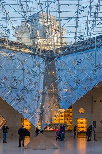 LE CARROUSEL DU LOUVRE ET SA PYRAMIDE INVERSEE, SITUE SOUS LE JARDIN DES TUILERIES EST A LA FOIS UNE GALERIE COMMERCIALE ET UN ESPACE CULTUREL ET HISTORIQUE, (75) PARIS, ILE-DE-FRANCE, FRANCE 