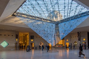 LE CARROUSEL DU LOUVRE ET SA PYRAMIDE INVERSEE, SITUE SOUS LE JARDIN DES TUILERIES EST A LA FOIS UNE GALERIE COMMERCIALE ET UN ESPACE CULTUREL ET HISTORIQUE, (75) PARIS, ILE-DE-FRANCE, FRANCE 