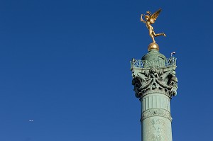 LE GENIE DE LA LIBERTE SURPLOMBANT LA COLONNE DE JUILLET, PLACE DE LA BASTILLE, COMMEMORANT LES TROIS GLORIEUSES, PENDANT LA REVOLUTION DE 1830, 4 EME ARRONDISSEMENT, (75) PARIS, ILE-DE-FRANCE, FRANCE 