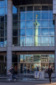 REFLET DE LA STATUE DU GENIE DE LA LIBERTE SUR LA FACADE EN VERRE DE L'OPERA BASTILLE, PLACE DE LA BASTILLE, 4 EME ARRONDISSEMENT, (75) PARIS, ILE-DE-FRANCE, FRANCE 