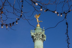 LE GENIE DE LA LIBERTE SURPLOMBANT LA COLONNE DE JUILLET COMMEMORANT LES TROIS GLORIEUSES, PENDANT LA REVOLUTION DE 1830, PLACE DE LA BASTILLE, 4EME ARRONDISSEMENT, (75) PARIS, ILE-DE-FRANCE, FRANCE 