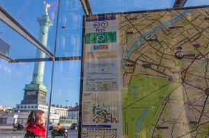 ARRET DE BUS ET PLAN, PLACE DE LA BASTILLE, 4EME ARRONDISSEMENT, PARIS (75), ILE-DE-FRANCE, FRANCE 