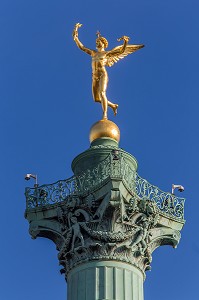 LE GENIE DE LA LIBERTE SURPLOMBANT LA COLONNE DE JUILLET, PLACE DE LA BASTILLE, COMMEMORANT LES TROIS GLORIEUSES, PENDANT LA REVOLUTION DE 1830, 4 EME ARRONDISSEMENT, (75) PARIS, ILE-DE-FRANCE, FRANCE 