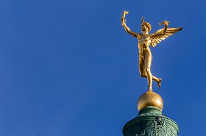 LE GENIE DE LA LIBERTE SURPLOMBANT LA COLONNE DE JUILLET, PLACE DE LA BASTILLE, COMMEMORANT LES TROIS GLORIEUSES, PENDANT LA REVOLUTION DE 1830, 4 EME ARRONDISSEMENT, (75) PARIS, ILE-DE-FRANCE, FRANCE 