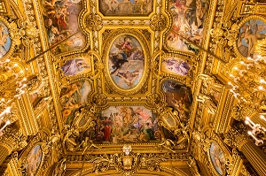 INTERIEUR DE L'OPERA GARNIER, PALAIS GARNIER, GRAND FOYER PEINT PAR BAUDRY, LE PLAFOND REPREND LES THEMES CLASSIQUES DES MYTHES GRECS, EN TRENTE TOILES, SUR 500 METRES CARRES, 9 EME ARRONDISSEMENT, (75), PARIS, ILE-DE-FRANCE, FRANCE 