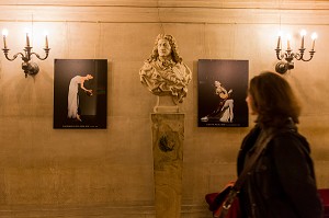 VISITEUSE A L'INTERIEUR DE L'OPERA GARNIER, PALAIS GARNIER, 9 EME ARRONDISSEMENT, (75), PARIS, ILE-DE-FRANCE, FRANCE 